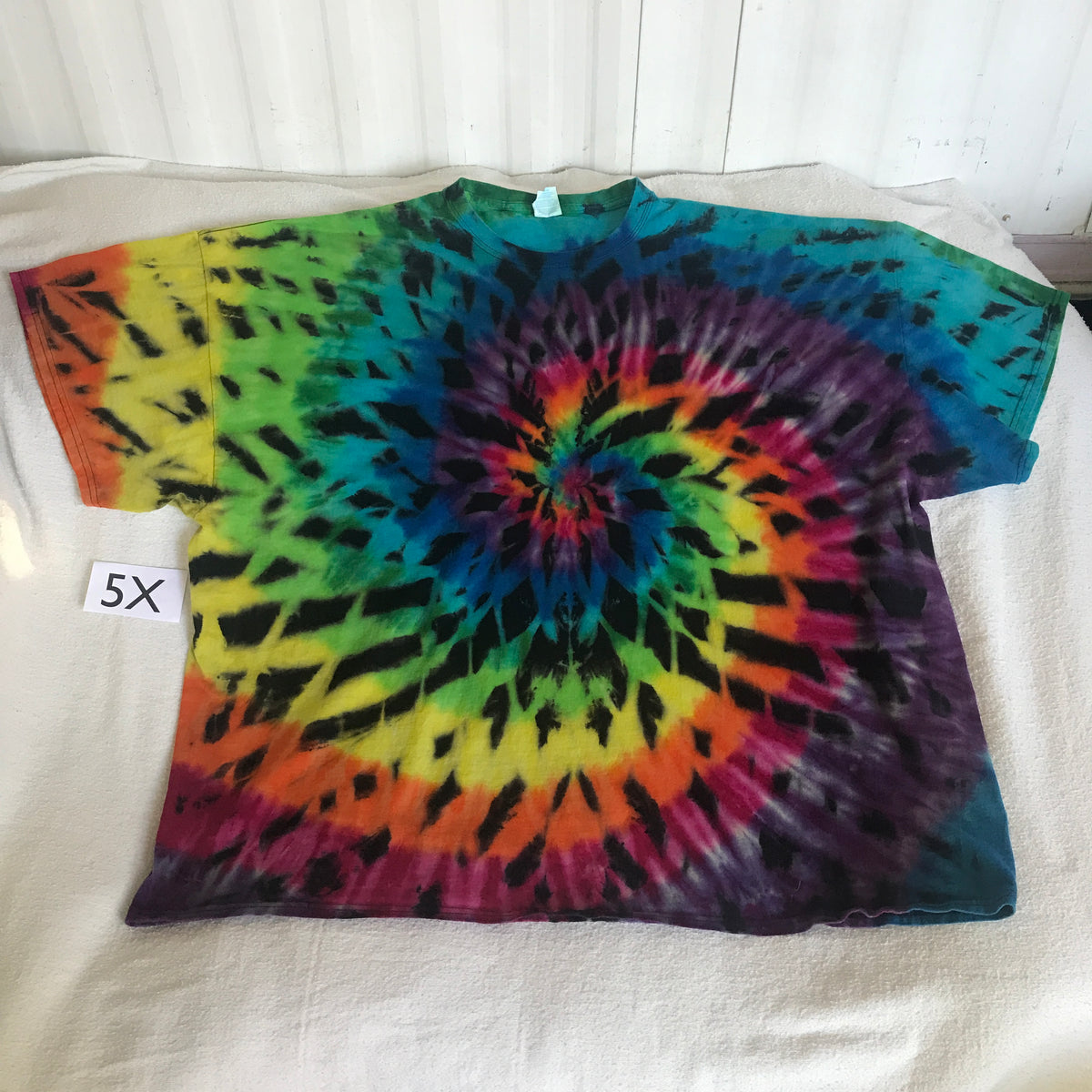 Adult Medium Tie-Dye Rainbow Spiral w/Black Lines Tee